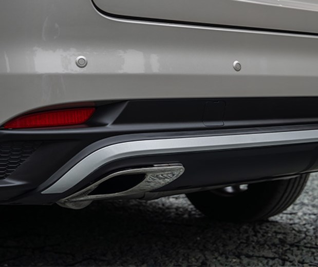Ốp cản sau thiết kế thể thao, viền Chrome tạo sự mạnh mẽ cho tổng thể phía sau xe.
